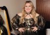 Kelly Clarkson hilariously warns fans to not throw things at her; suggests ‘Throw diamonds, not objects’