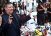 Liam Payne’s father reads tributes and kisses pictures outside Argentinian hotel where One Direction star died | UK News