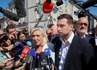 Far-right leader Le Pen starts campaign, faces mixed reactions in France | News